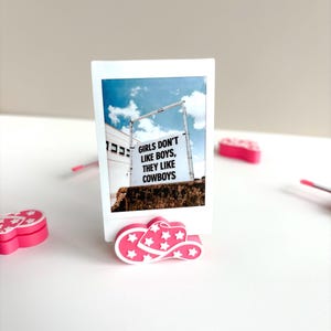 Cappello da cowgirl, supporto per foto, rosa shocking, regali per addio al nubilato, stivali a terra, espositore per pellicole Instax, foto in regalo, fotocamera Fujifilm Instax, cappello da cowboy
