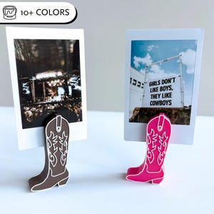 Botas de vaquera, concierto campestre, regalo, exhibición de película instax, foto obsequiada, cámara instax fujifilm, botas de vaquera, regalo, película instantánea, botas en el suelo