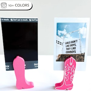 Regalo de vaquera campestre, soporte para película Fujifilm Instax, botas en el suelo, bota de vaquera, concierto campestre, foto de regalo, cámara de película Instax, bota de vaquero.