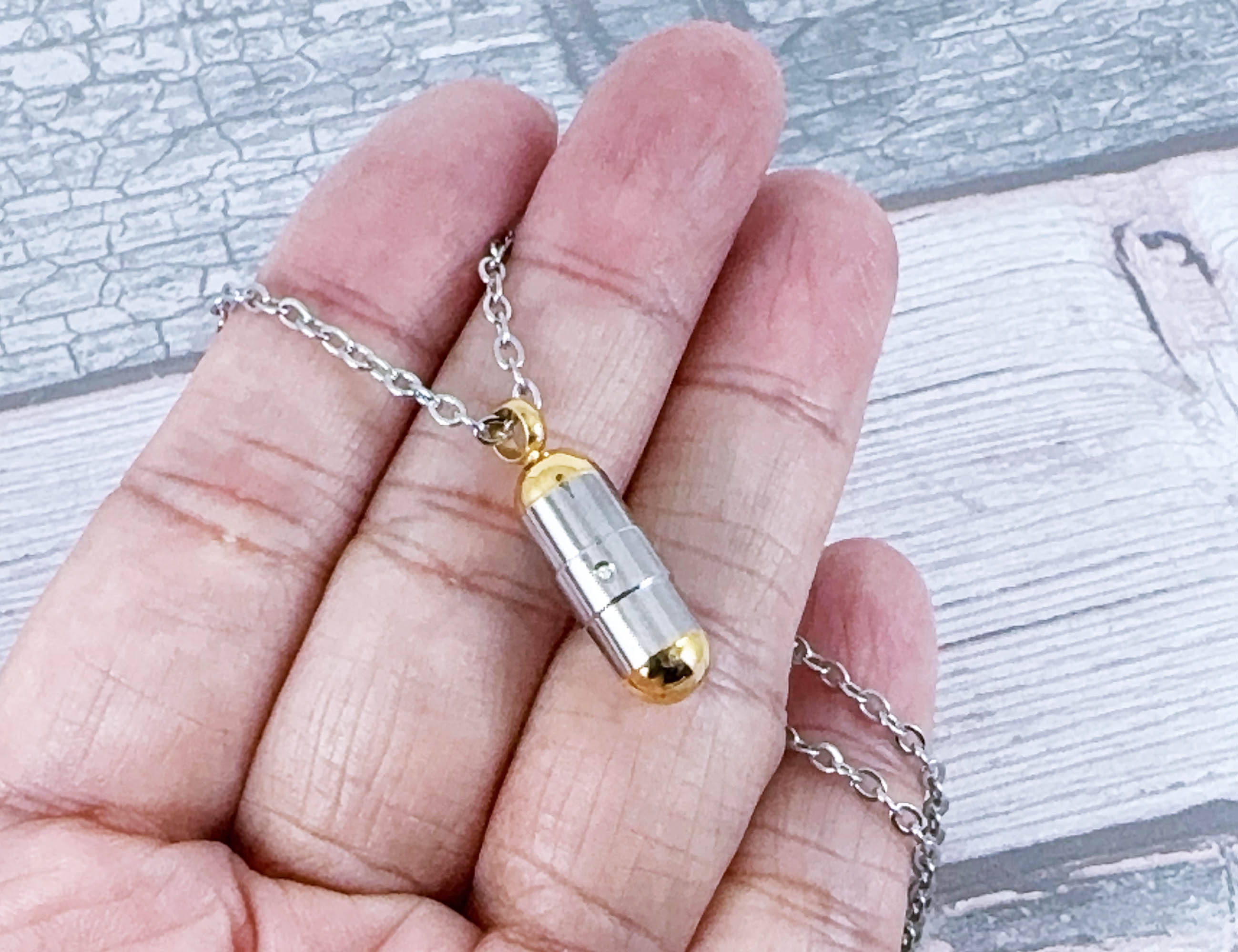 Collana con capsula di pillola nascosta, ciondolo a urna