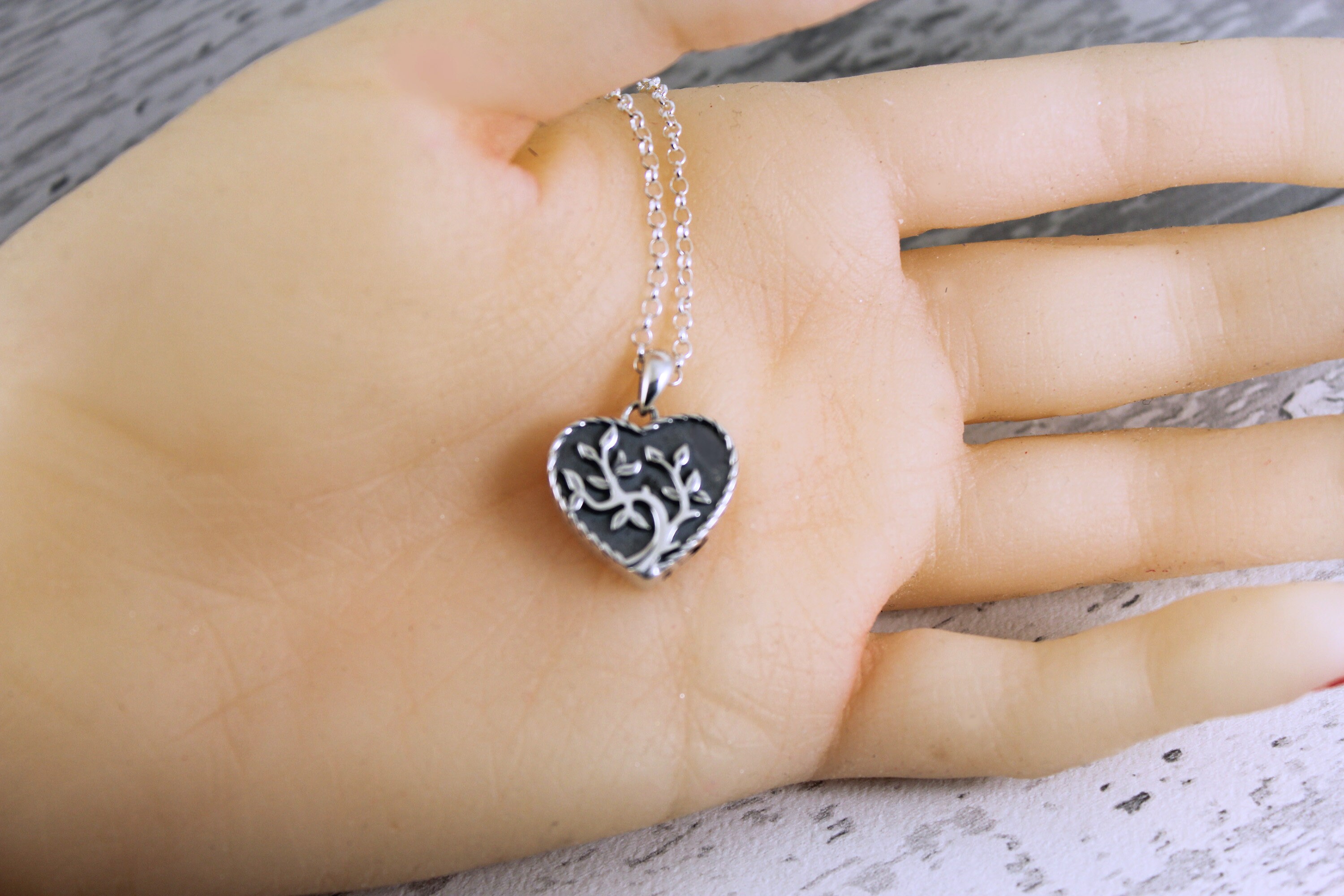 QGJNSGC Collana con urna a forma di albero della vita, per ceneri con cuore celtico, gioiello commemorativo con imbuto, regalo per donne e uomini