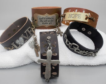 Echte lederen armbanden met woorden om u te inspireren.