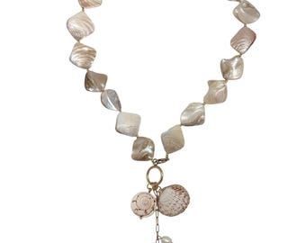 Shell necklace A561
