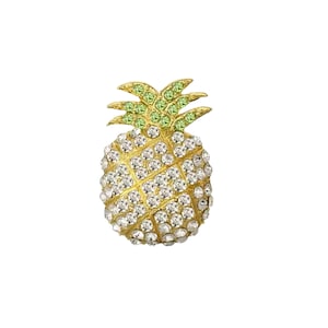 Könnte beinhalten: Eine goldene Ananas-Brosche mit klaren und grünen Strasssteinen.
