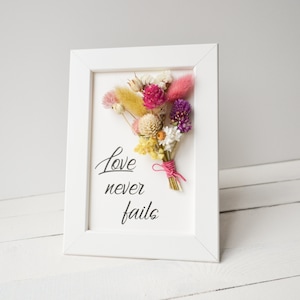 El amor nunca falla, Marco de flores secas, 1 Corintios 13 8, Decoración de pared, Flor seca en 3D, Signo de granja, Versículos de la Biblia cristiana, Regalo de bodas