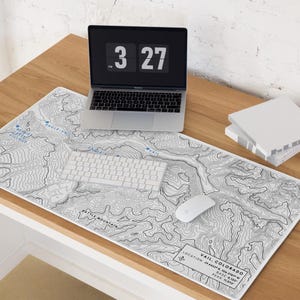 Alfombrilla de ratón con diseño topográfico personalizado para escritorio: diseño de mapa personalizado para juegos de oficina: regalo de escritorio exclusivo para entusiastas del aire libre: accesorio de escritorio personalizado