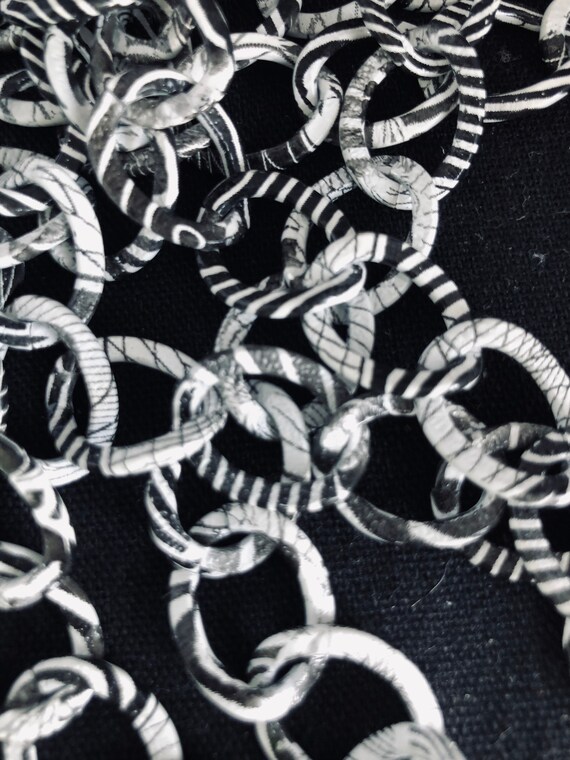 UNIQUE - Light Black & White Patterned Link Chain - image 1