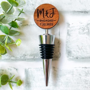 personalized wine stopper wedding gift for couple, custom engraved wine bottle stopper wood, engagement gift wine stopper, newlywed gift