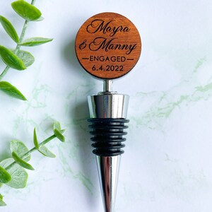 cadeau de mariage de bouchon de vin personnalisé pour couple, bois de bouchon de bouteille de vin gravé personnalisé, bouchon de vin de cadeau de fiançailles, cadeau de jeunes mariés image 2