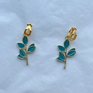 clip on/hook plant earrings gold