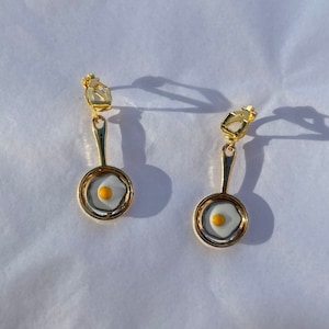 clip on/hook frying pan egg earrings