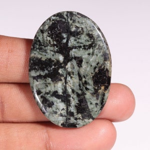 Pedra de escrita chinesa natural cabochão pedra preciosa solta. Formato oval para fazer joias 66,55 Ct 44X31X5 MM NF-5456