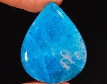 Niebieski apatyt w kształcie gruszki: kamień szlachetny do wyrobu biżuterii (38,70 ct, 31x25x5 mm)