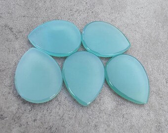 以下が含まれることがあります： 6つの涙滴型の薄い青色の瑪瑙のcabochons。cabochonsは滑らかで磨かれています