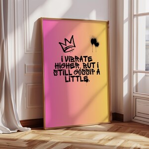 Vibro più forte ma spettegolo un po' - Divertente citazione spirituale da parete, poster di graffiti urbani, decorazione colorata e sfacciata