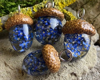 Acorn Pendant, Acorn Necklace with Forget me not, Real Flower Necklace, Acorn jewelry, Forget me not Resin