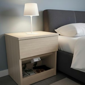 Mesa de cabeceira moderna com cofre RFID oculto: Mesa de cabeceira com fechadura, totalmente montada.