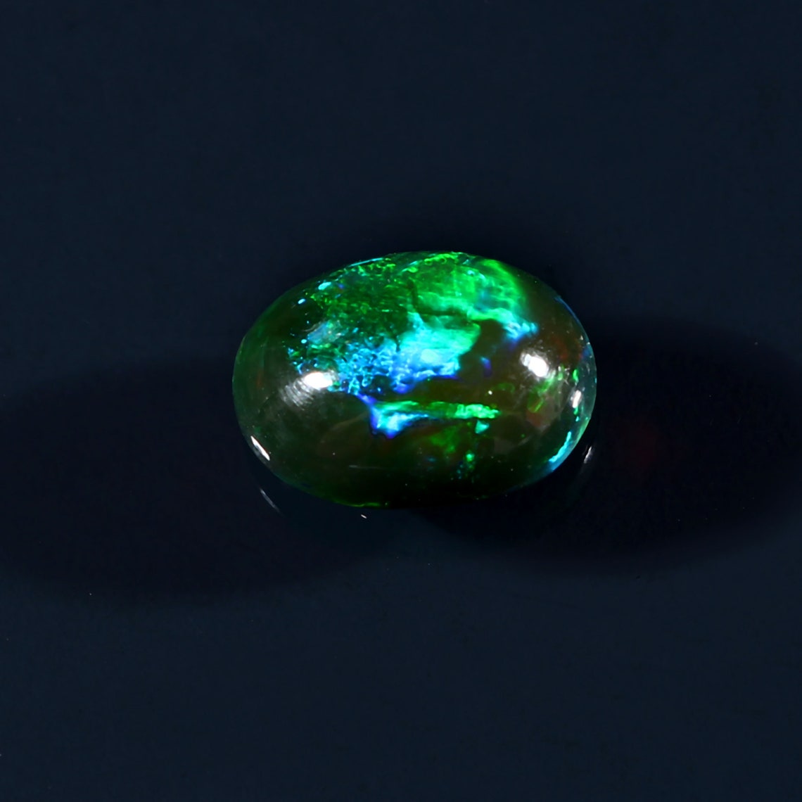 Opale noire de grade AAA opale