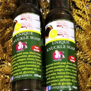 Puede incluir: Dos botellas de vidrio marrón de jabón para nudillos Unique, cada una con una etiqueta verde y una rodaja de limón en la parte delantera. La etiqueta dice "Jabón para nudillos Unique" y "Acción rápida". Las botellas son de 120 ml cada una.