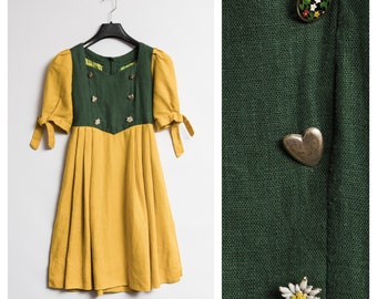 70er Jahre Vintage Mädchenkleid Sonnenkleid Mittelalter Alpen Österreichisches Dirndl Oktoberfest Bohemian Cottagecore Trachten Knöpfe bis Blumenkleid 01