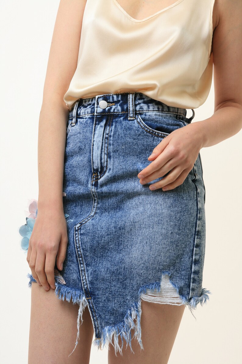 Denim Mini Skirt 80s Vintage High Waisted Fitted Pencil Skirt Mom Jean Skirt size XS S 4770/ Vintage Denim Mini Skirt with Flowers image 5