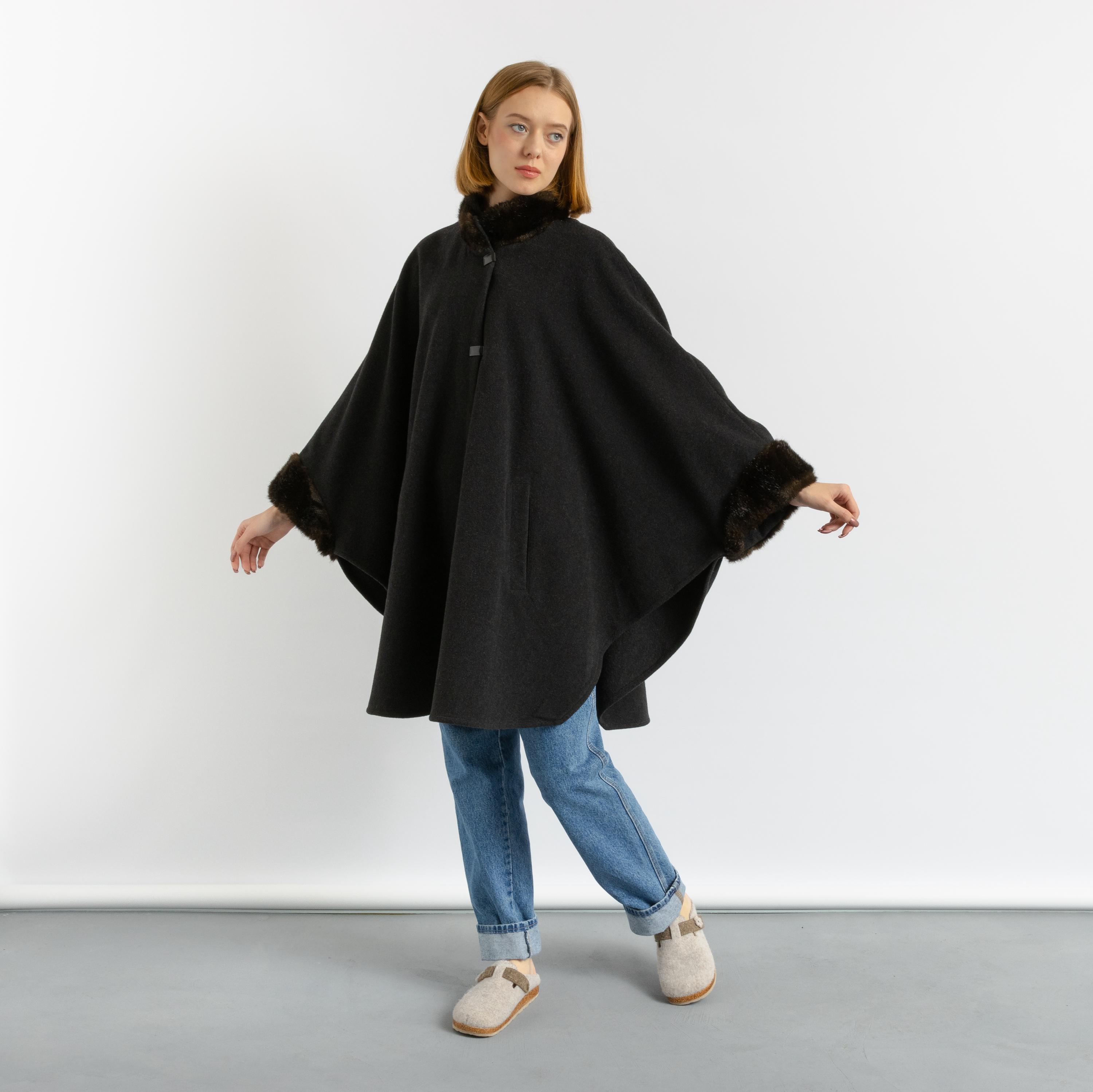 80s Vintage Woman Gray Lambswool Cape Size Small to Medium Relaxed