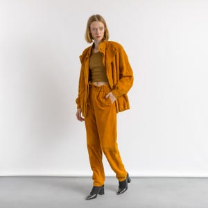 Zestaw damski z dwuczęściowym brązowym zamszem w stylu vintage, ze starej kolekcji - brązowa kurtka i spodnie, miękka skóra, garnitur - lata 80. - rozmiar 38 - nowy, vintage zdjęcie 1