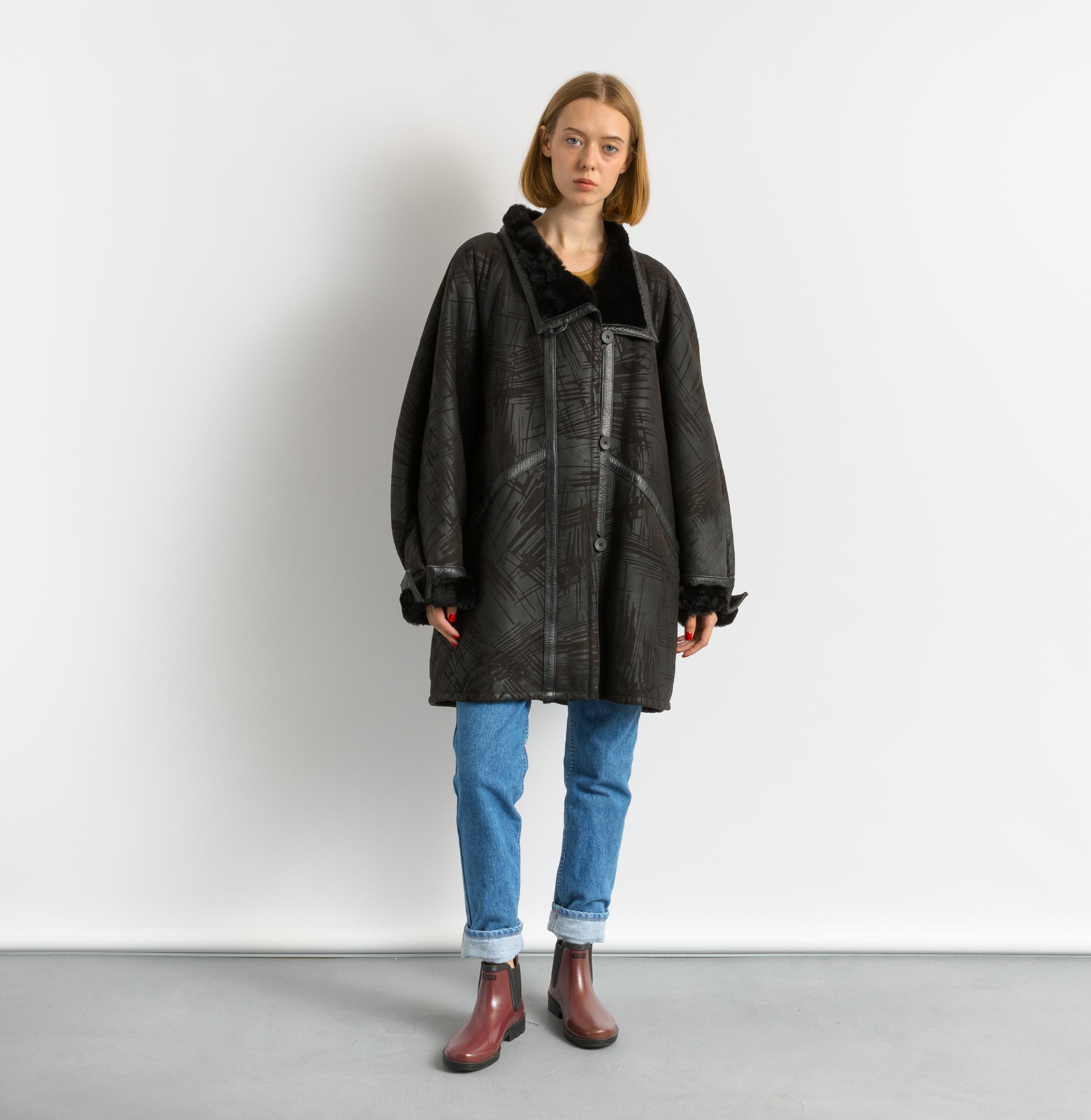 80s Vintage Leather Sheepskin Leather Shearling Fastens Coat size Large/Vintage Leather Shearling Coat/Vintage Woman Winter Leather Coat