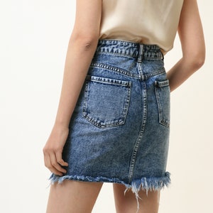 Denim Mini Skirt 80s Vintage High Waisted Fitted Pencil Skirt Mom Jean Skirt size XS S 4770/ Vintage Denim Mini Skirt with Flowers image 4