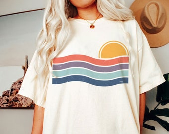 Camiseta geométrica retro de atardecer, camiseta minimalista, camiseta de paisaje neutro, camiseta de aventura, camiseta abstracta de montaña y sol