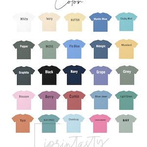 Puede incluir: Gr&aacute;fico de 25 colores de camiseta diferentes con nombres para cada color. Los colores incluyen blanco, marfil, mantequilla, azul m&iacute;stico, menta calc&aacute;rea, pimienta, musgo, azul flo, medianoche, mostaza, grafito, negro, azul marino, uva, gris, flor, baya, comino, azul vaquero, verde claro, &ntilde;ame, abeto azul, chambray, ar&aacute;ndano y bah&iacute;a.