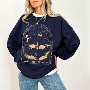 Pode incluir: Uma camisa de moletom azul marinho com uma estampa gr&aacute;fica de um drag&atilde;o e o texto "A tragedy, a rider without their dragon is dead. Fourth Wing."