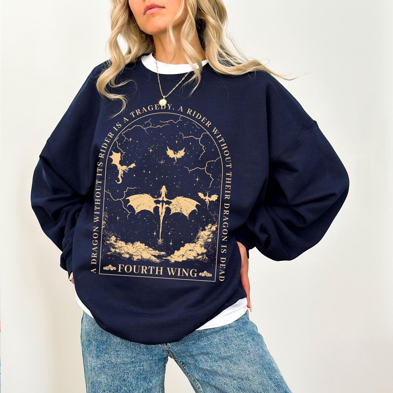 Pode incluir: Uma camisa de moletom azul marinho com uma estampa gr&aacute;fica de um drag&atilde;o e o texto "A tragedy, a rider without their dragon is dead. Fourth Wing."