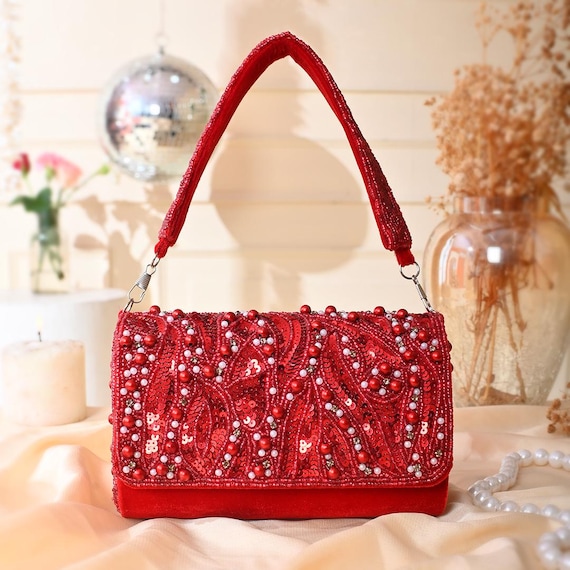 Cartera de mano con adornos rojos Bolso artesanal elegante y