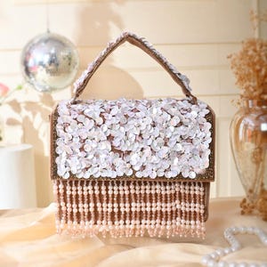 Cartera de mano bordada en marrón / Bolso artesanal elegante y funcional / Perfecto para bodas y fiestas / Cartera de mano adornada con perlas