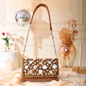Cartera de mano bordada en marrón dorado / Bolso artesanal elegante y funcional / Perfecto para bodas y fiestas / Cartera de mano adornada con cuentas