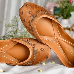 Jutti brodé marron caramel | Sandales indiennes Khussa | Appartements pour la mariée | Sans lacets pour femmes | Chaussures de mariage marron caramel | Cadeau pour elle