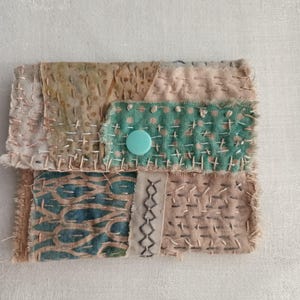 Cartera de tamaño personal con dos bolsillos, cosida y teñida a mano. Perfecta como regalo significativo o accesorio personal preciado. Regalo vintage.