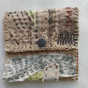 Cartera de dos bolsillos de estilo boho, teñida y cosida a mano. Perfecta como regalo significativo o accesorio personal preciado. Regalo vintage.