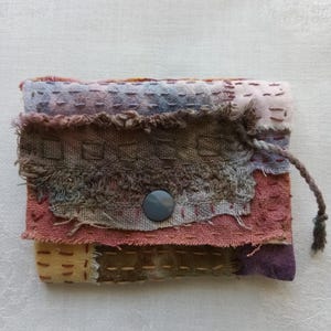 Cartera de tamaño personal con dos bolsillos, cosida y teñida a mano. Perfecta como regalo significativo o accesorio personal preciado. Regalo vintage.