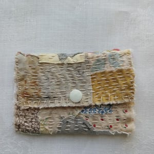 Cartera de tamaño personal con dos bolsillos, cosida y teñida a mano. Perfecta como regalo significativo o accesorio personal preciado. Regalo vintage.