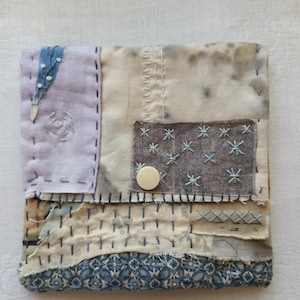 Cartera de tamaño personal con dos bolsillos, cosida y teñida a mano. Perfecta como regalo significativo o accesorio personal preciado. Regalo vintage.