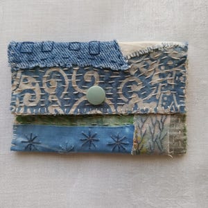Cartera de tamaño personal con dos bolsillos, cosida y teñida a mano. Perfecta como regalo significativo o accesorio personal preciado. Regalo vintage.