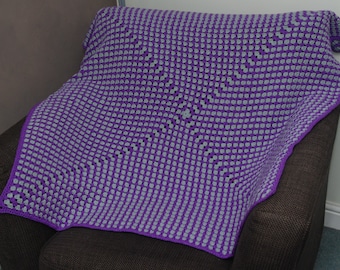 Gehäkelte Tagesdecke / Überwurf in lila und grau