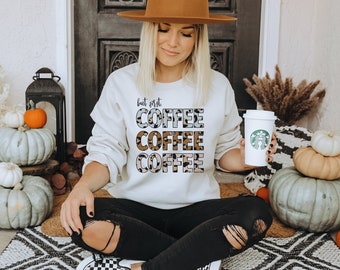 まずはコーヒー、コーヒー スウェットシャツ、コーヒー セーター、コーヒー愛好家へのギフト、コーヒー プリーズ シャツ、女性用クルーネック スウェットシャツ、コーヒー シャツ