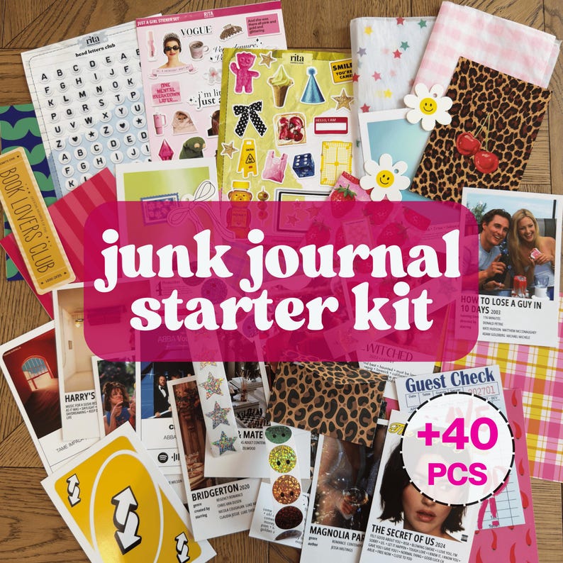 K&ouml;nnte beinhalten: Ein Junk-Journal-Starter-Kit mit verschiedenen dekorativen Elementen. Enth&auml;lt Aufkleber, gemusterte Papiere, Spielkarten und Zeitschriftenausschnitte. Das Kit zeigt ein rosa Banner mit dem Text "Junk Journal Starter Kit" und "+40 PCS".