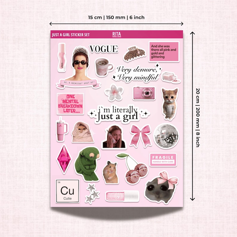 K&ouml;nnte beinhalten: Ein Stickerbogen mit rosa Hintergrund und verschiedenen Stickern, darunter eine Katze, ein Frosch, ein Hamster, eine Kamera, eine Discokugel, eine Kirsche, ein Lipgloss, ein Stern, ein Kristall, eine Tasse, ein M&auml;dchen am Telefon, ein K&auml;tzchen, ein Vogue-Magazincover, eine Sprechblase mit dem Text "Ich bin buchst&auml;blich nur ein M&auml;dchen" und eine Sprechblase mit dem Text "Ein Nervenzusammenbruch sp&auml;ter..." Der Bogen ist mit "Just a Girl Sticker Set" beschriftet und misst 20 cm x 15 cm.