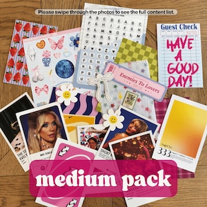 K&ouml;nnte beinhalten: Eine Sammlung dekorativer Karten, Aufkleber und Ephemera, einschlie&szlig;lich eines Etiketts "medium pack". Die Artikel weisen verschiedene Designs auf, wie Erdbeeren, Schmetterlinge und florale Motive. Einige Karten haben Texte wie "Have a Good Day!" und "Enemies To Lovers."
