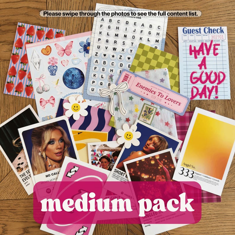 K&ouml;nnte beinhalten: Eine Sammlung dekorativer Karten, Aufkleber und Ephemera, einschlie&szlig;lich eines Etiketts "medium pack". Die Artikel weisen verschiedene Designs auf, wie Erdbeeren, Schmetterlinge und florale Motive. Einige Karten haben Texte wie "Have a Good Day!" und "Enemies To Lovers."