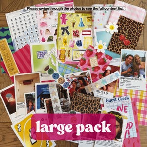 K&ouml;nnte beinhalten: Eine Sammlung von Scrapbook-Zubeh&ouml;r, darunter Aufkleber, gemusterte Papiere und kleine Karten. Die Artikel weisen verschiedene Designs auf, wie Erdbeeren, Sterne und Blumenmuster. Der Text "large pack" ist sichtbar.